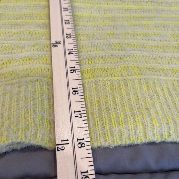Kendall & Kylie Lemon Lime Eyelash Knit Fuzzy Oversized Cropped Sweater Size XS - Picture 9 of 12